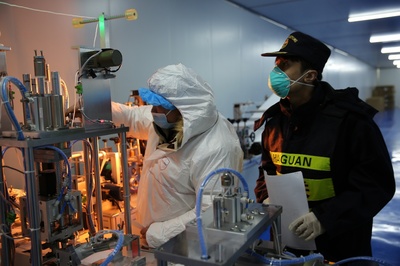 阿拉山口海關助力新疆首家綜保區內口罩生產企業順利投產，暢通貨物進出口通道